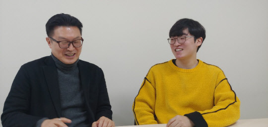 시각장애인의 모바일 쇼핑 앱 서비스를 개발한 박지혁(오른쪽) 와플 대표와 홍범기 K-ICT창업멘토링센터 멘토가 회사의 발전 방안에 대해 얘기하고 있다.  이준기기자 bongchu@